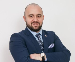 The financial context is favorable